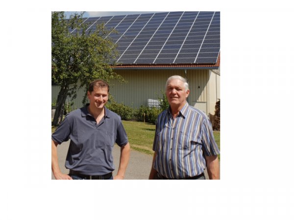Regionaler Erzeuger vor seiner Solaranlage